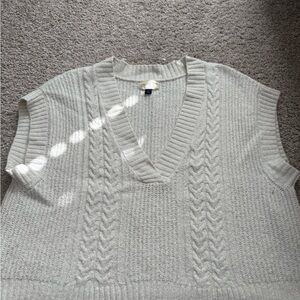 Universal Thread Women's V-Neck Sweater Vest - Cream